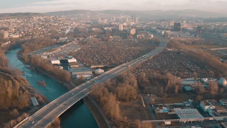 Bleiben-Sie-In-Einen-Rückwärtsflug-über-Eine-Autobahn-Geschossen,-Die-In-Ein-Stadtgebiet-Führt