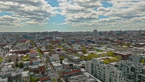 Luftüberflug-über-Amerikanisches-Viertel-In-New-York-An-Einem-Sonnigen-Tag-Mit-Wolken-Am-Blauen-Himmel---Drohnenaufnahme