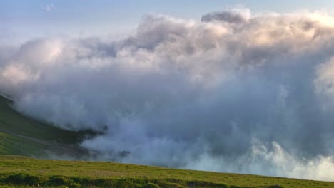 Zeitraffer-Von-Wolken,-Die-Ein-Bergplateau-Mit-Dorf-Und-Weiden-Einhüllen,-Dorf-Tkhilvana,-Adscharien,-Georgien