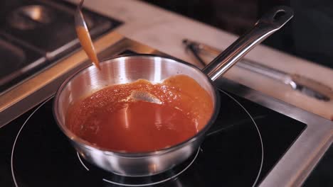 preparando una salsa roja