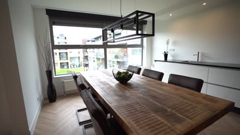 interior de una cocina espaciosa con zona de comedor