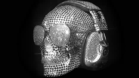 increíble cráneo cubierto de diamantes con auriculares y gafas de sol