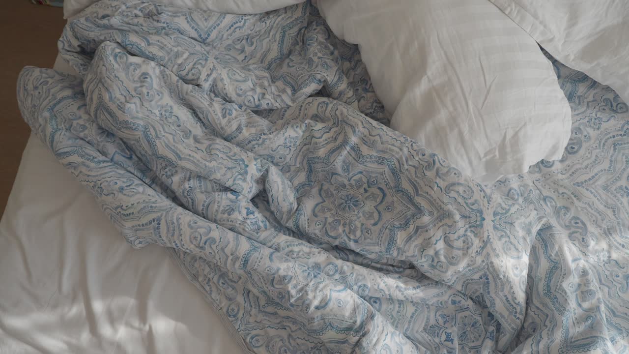 una cama desordenada y sin hacer.