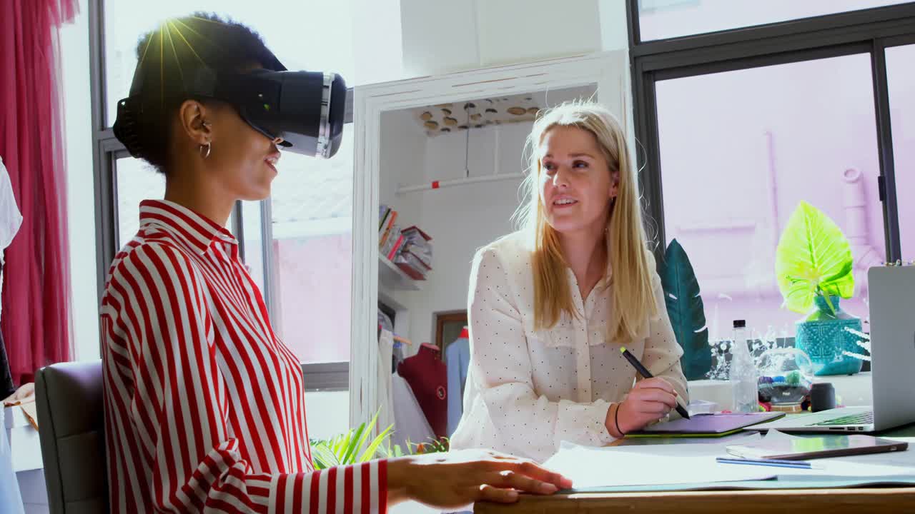 diseñadores de moda que usan auriculares de realidad virtual y tableta gráfica 4k