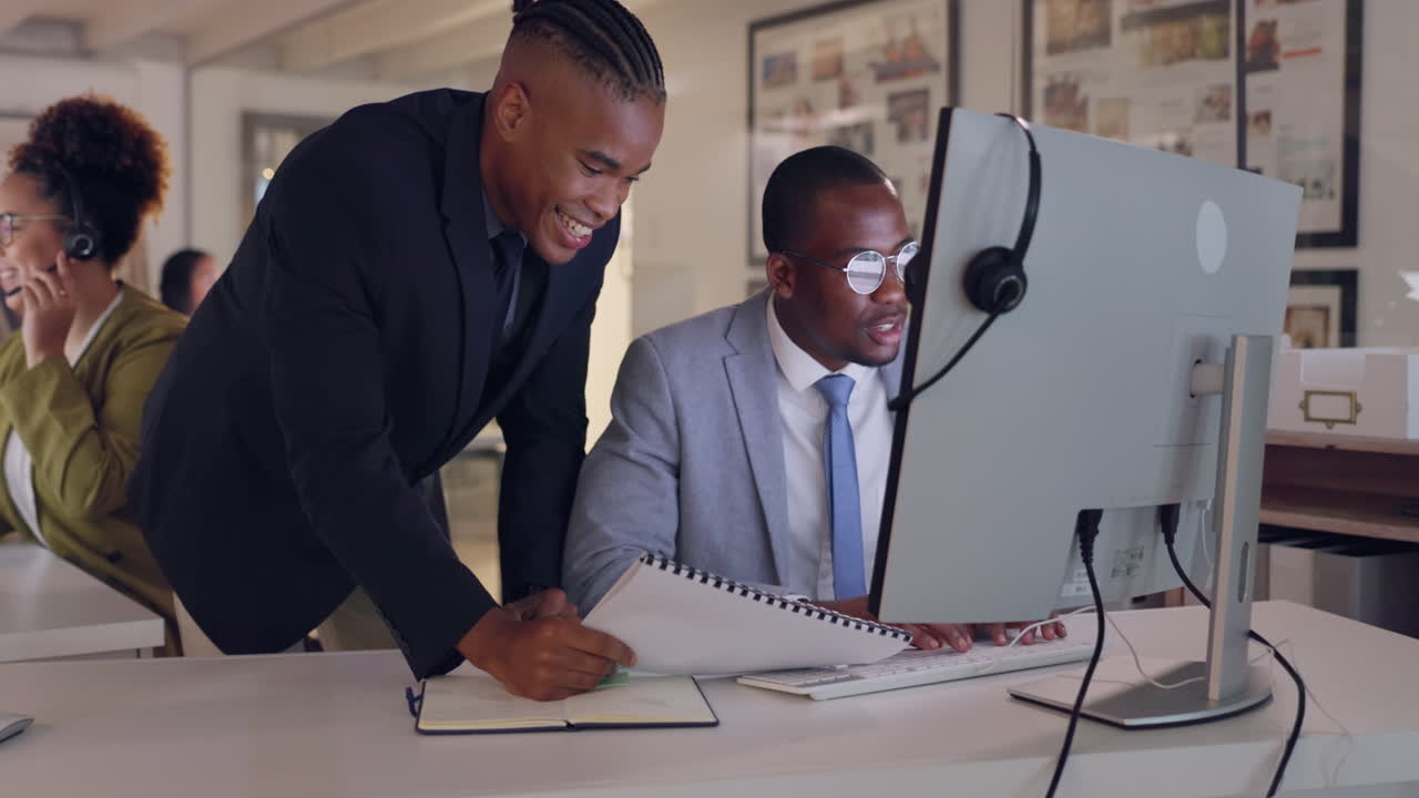 Ordinateur, coach et professionnels en entreprise