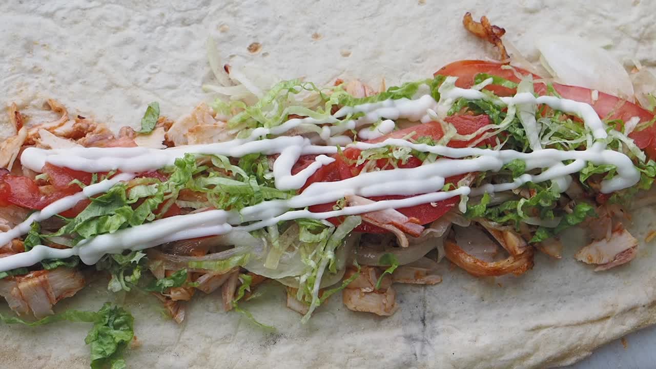 envoltura de shawarma de pollo