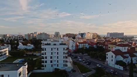 Drohnenaufnahmen-Aus-Einer-Portugiesischen-Stadt,-Während-Die-Sonne-Untergeht