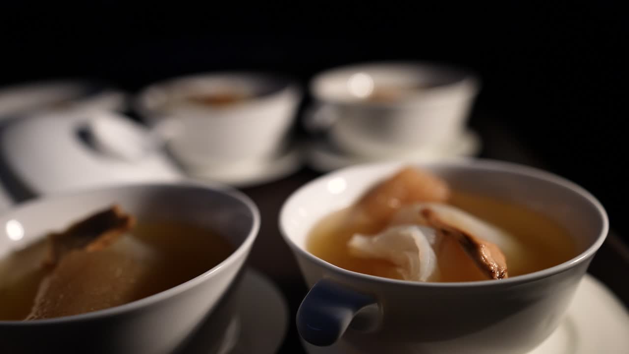 plato de sopa asiática iluminación de bajo perfil cámara lenta 4k