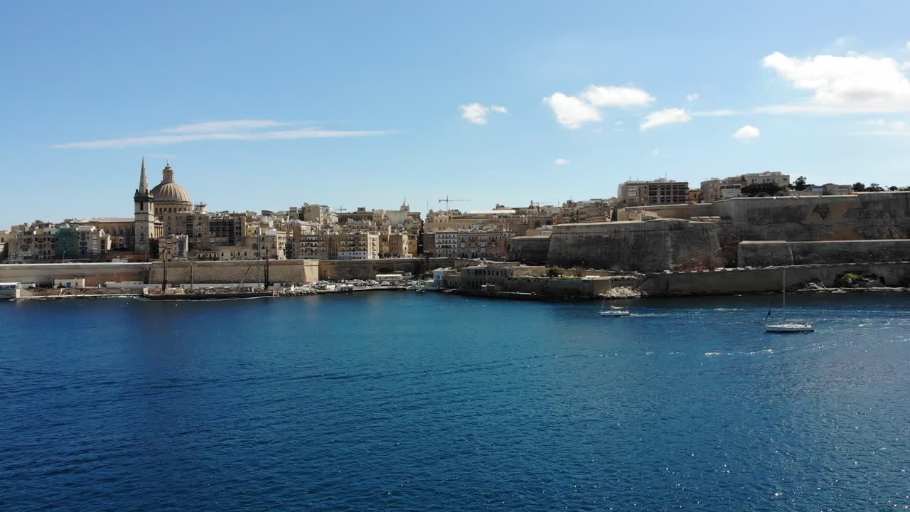 La Valletta, capitale mediterranea dell'isola di Malta, skyline dal porto con mare blu e yacht in una soleggiata giornata estiva.