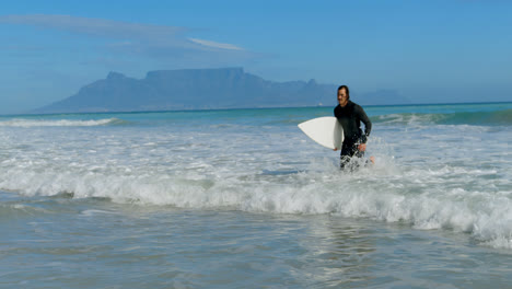 Man-with-surfboard-running-on-the-sea-4k