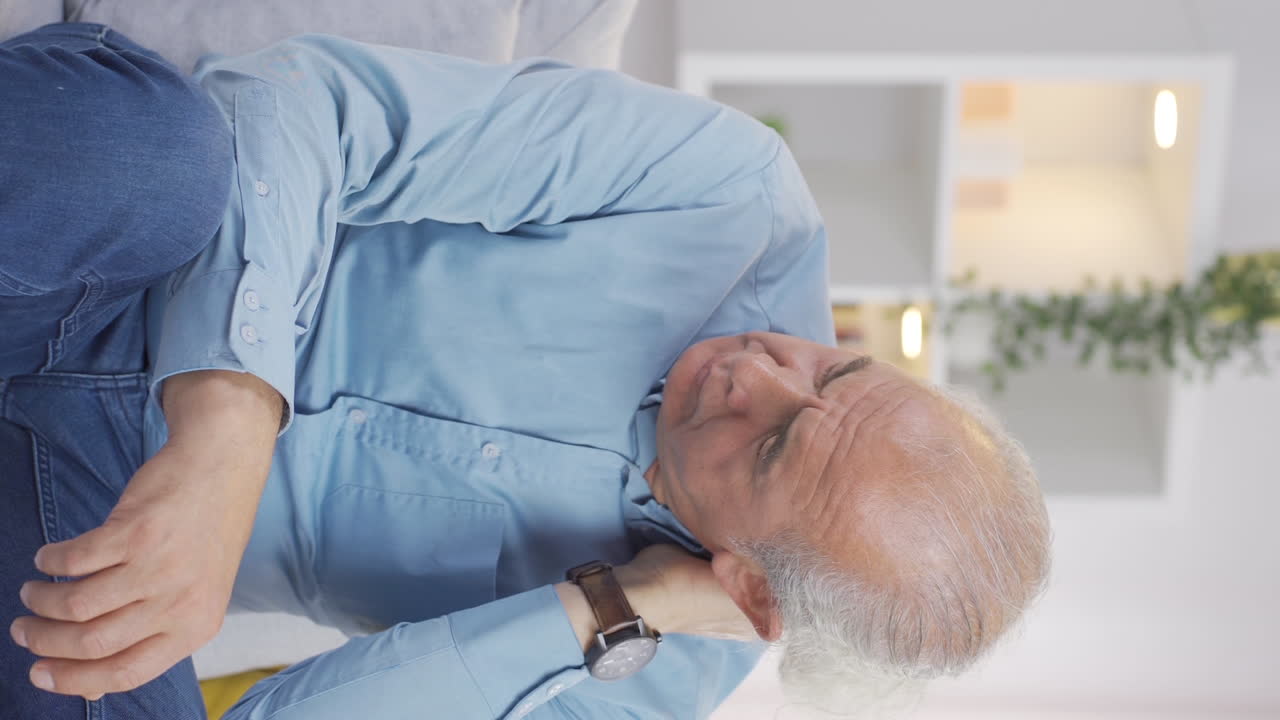 vídeo vertical del anciano con el problema del olvido.