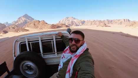 montado en el jeep por wadi rum