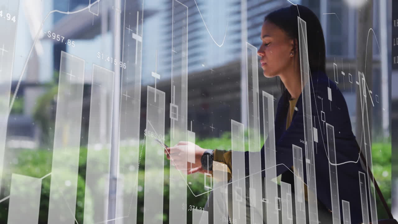 analizando la animación de datos financieros sobre una mujer de negocios que usa un teléfono inteligente al aire libre