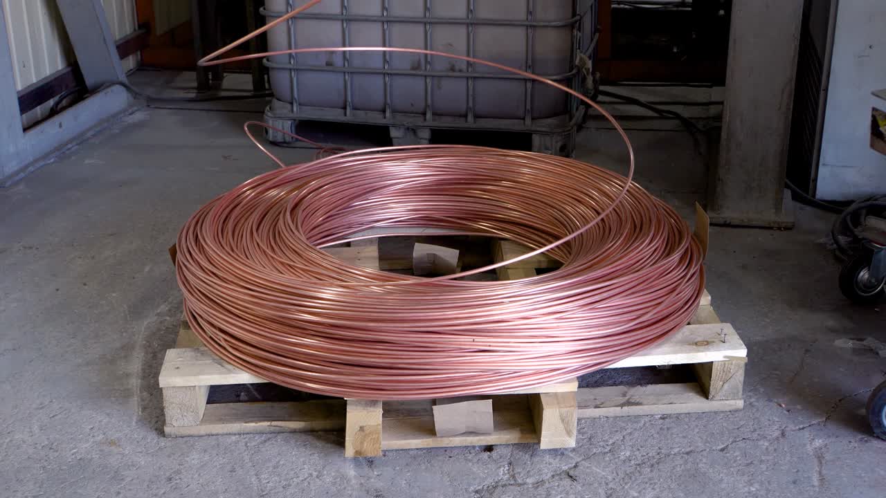 primer plano de un cable de cobre enrollado en preparación para su envío a la fábrica