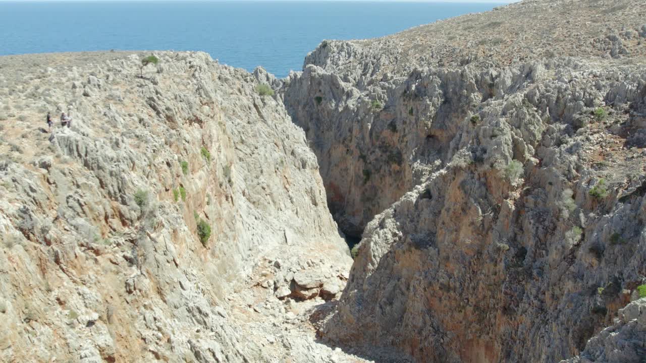 acantilados rocosos de arenisca en la península de akrotiri cerca de la región de chania, isla de creta, grecia
