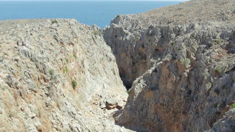 Acantilados-Rocosos-De-Arenisca-En-La-Península-De-Akrotiri-Cerca-De-La-Región-De-Chania,-Isla-De-Creta,-Grecia