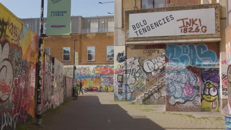 Straßenkunst-Und-Graffiti-An-Der-Außenseite-Von-Gebäuden-In-Bold-Tendences-Community-Project-Peckham-South-London-UK-1