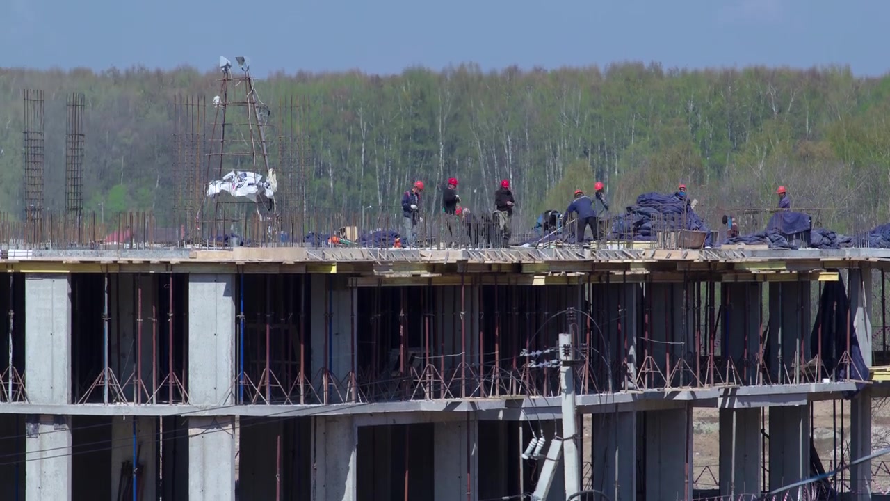 ロシア、モスクワのミシノでタワークレーンが大規模な集合住宅を建設するタイムラプス。