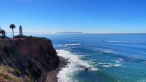 pequeño paseo en bote en el océano pacífico en rancho palos verdes con un faro y la isla catalina al fondo