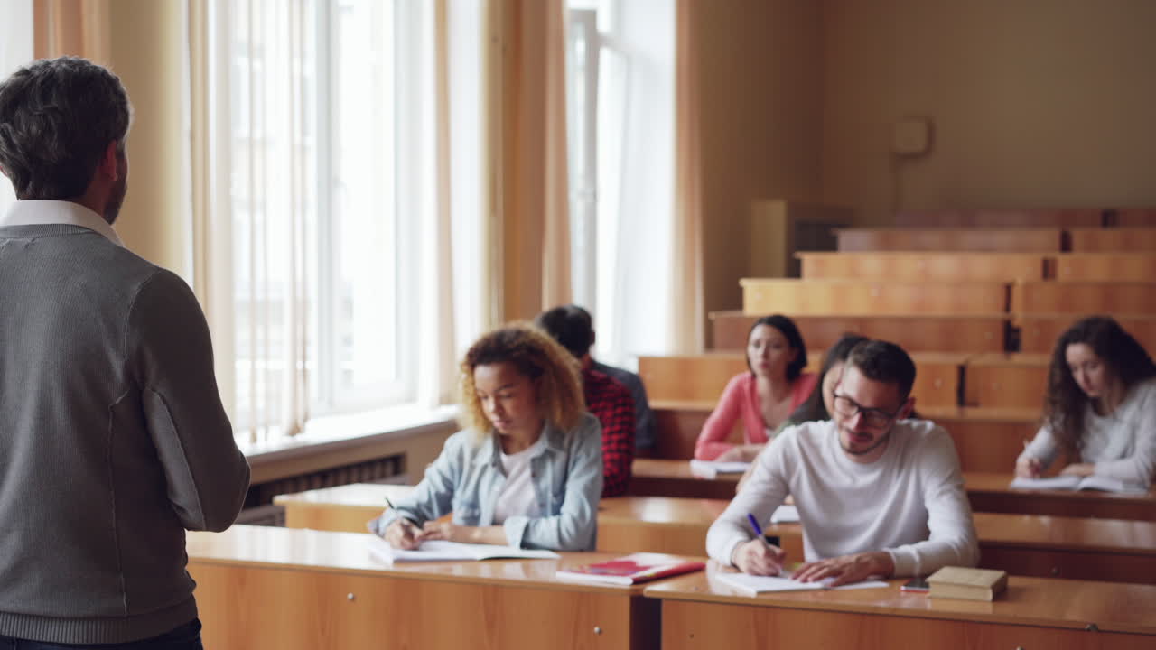 profesor dando una conferencia en un aula