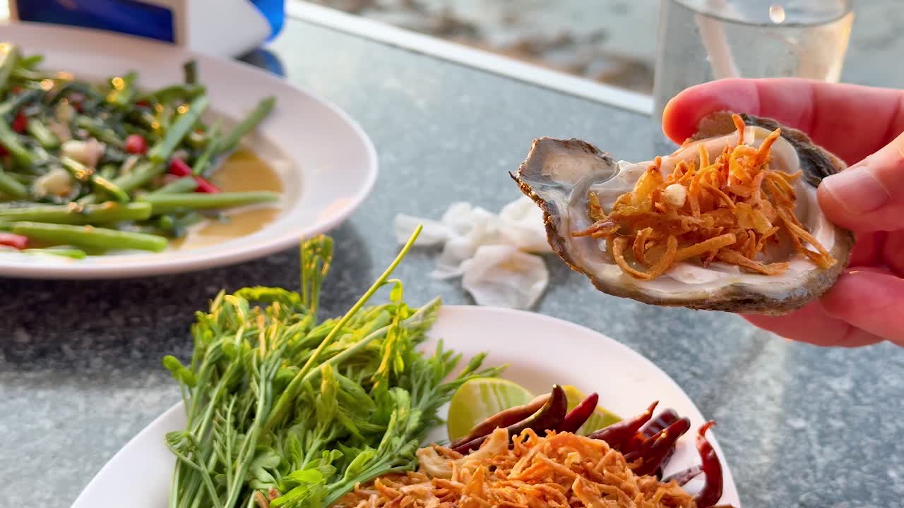 신선 한 오스트리 와 채소 를 들인 해산물 요리