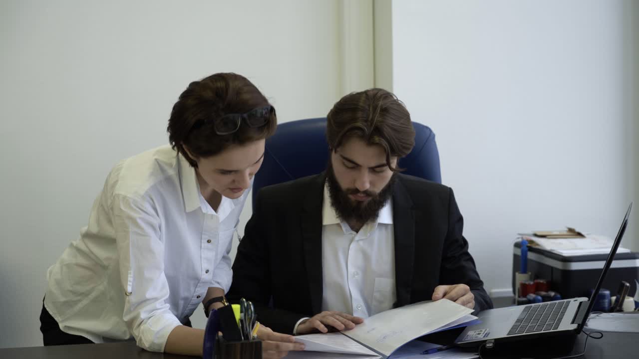 personas de negocios que revisan documentos