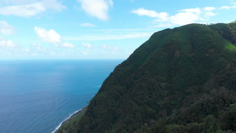 vista aérea de la impresionante naturaleza y la escarpada costa