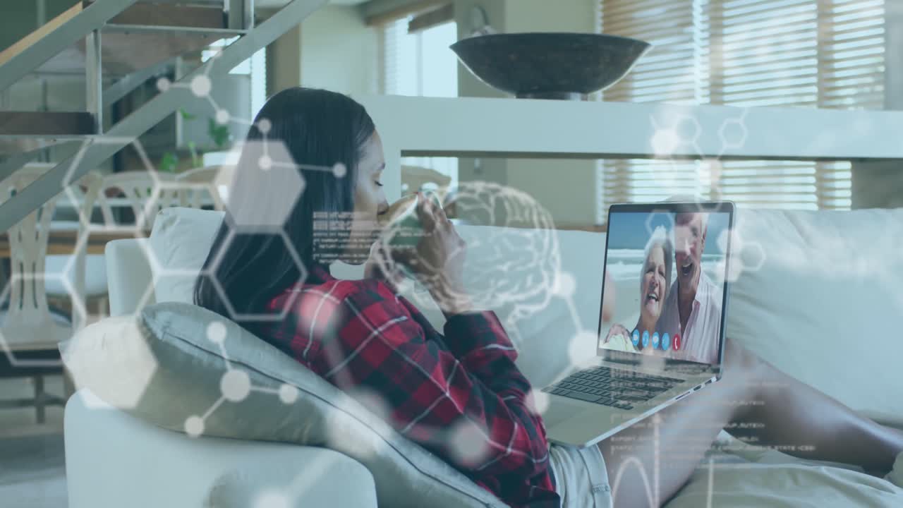 animación de cerebros humanos, moléculas y hexágonos sobre una mujer usando una computadora portátil en una videollamada
