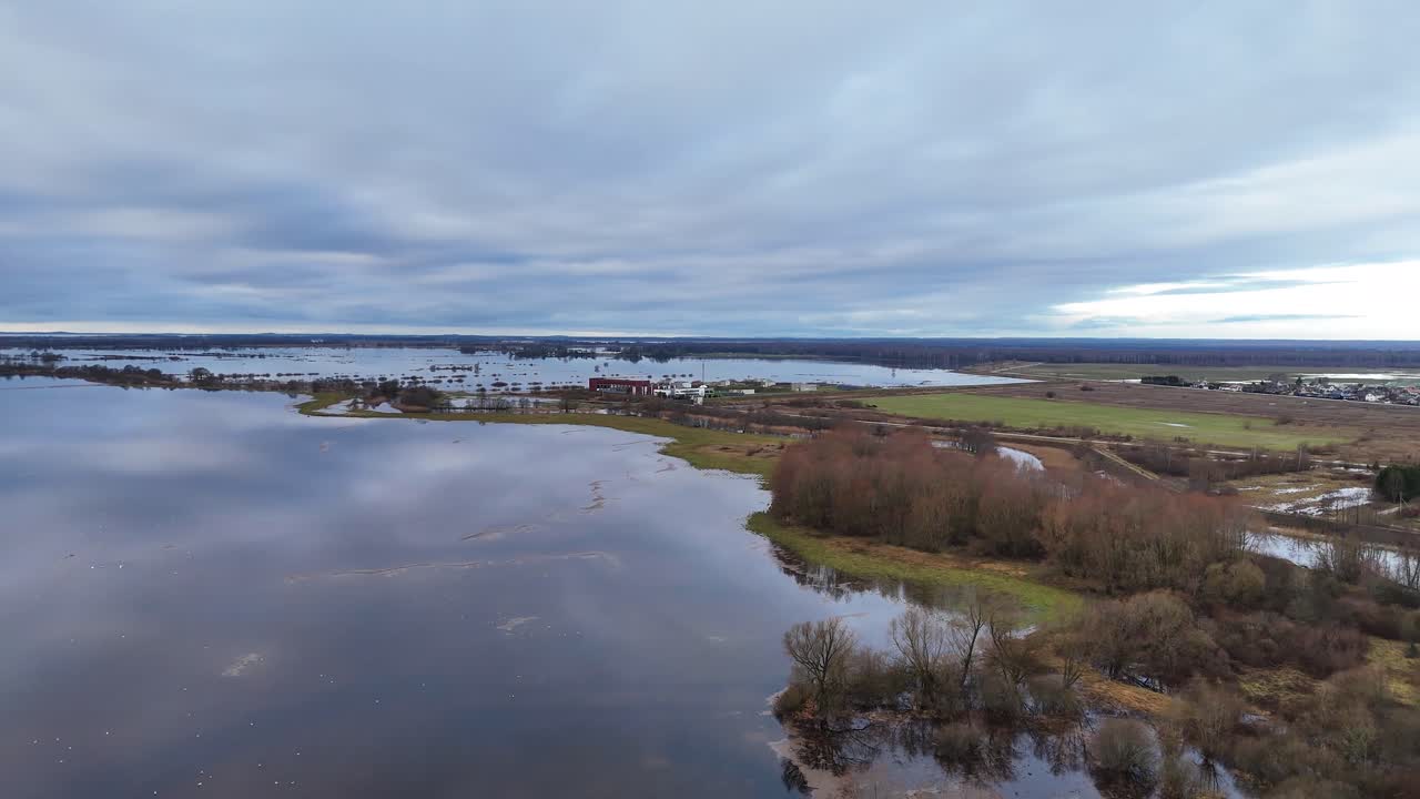 vista aérea panorámica de las inundaciones en la ciudad europea, lituania