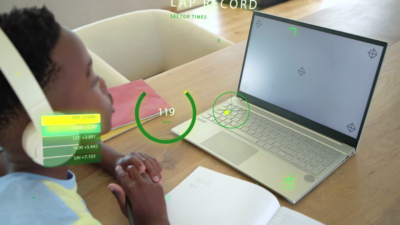 Studente seduto al tavolo che guarda il laptop, avviando un HUD che mostra un indicatore di record sul giro in aumento per la scuola.