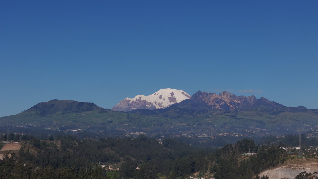 el volcán chimborazo en ecuador, vista desde la lejanía