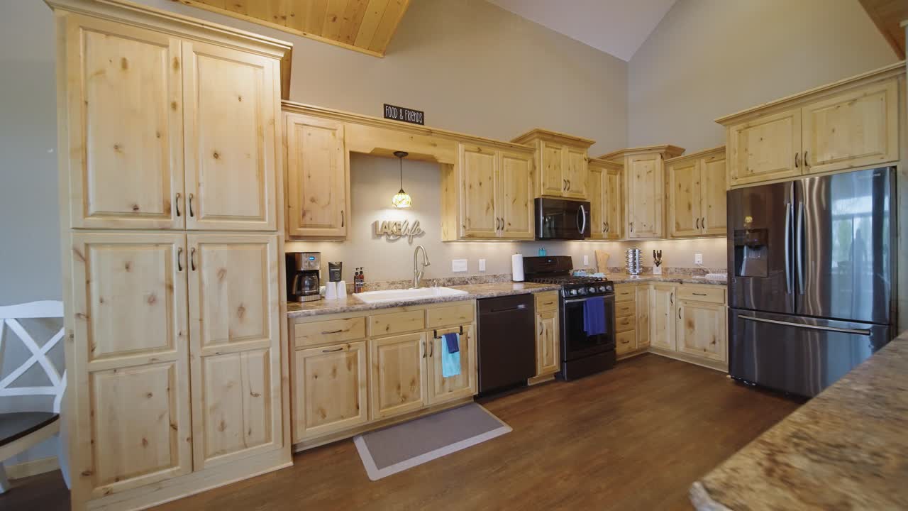 cocina de madera en una cabaña en el norte de minnesota