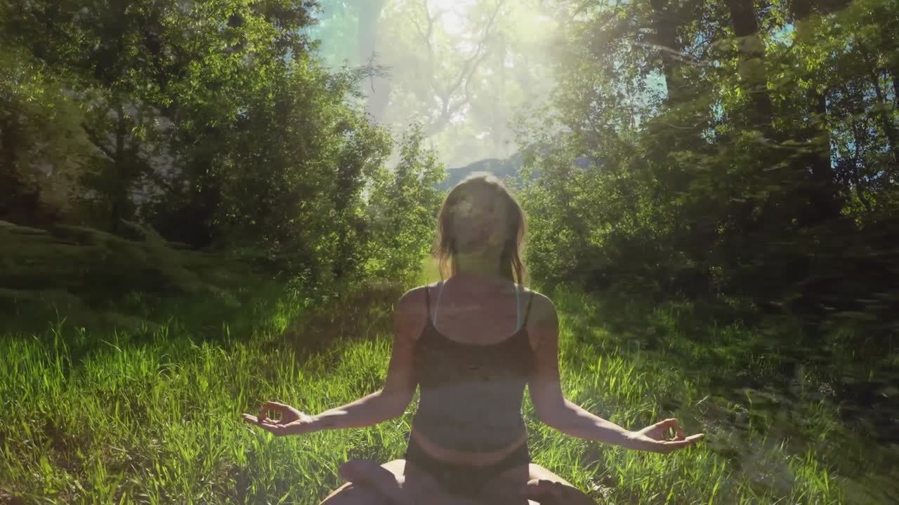 mujer meditando con la naturaleza
