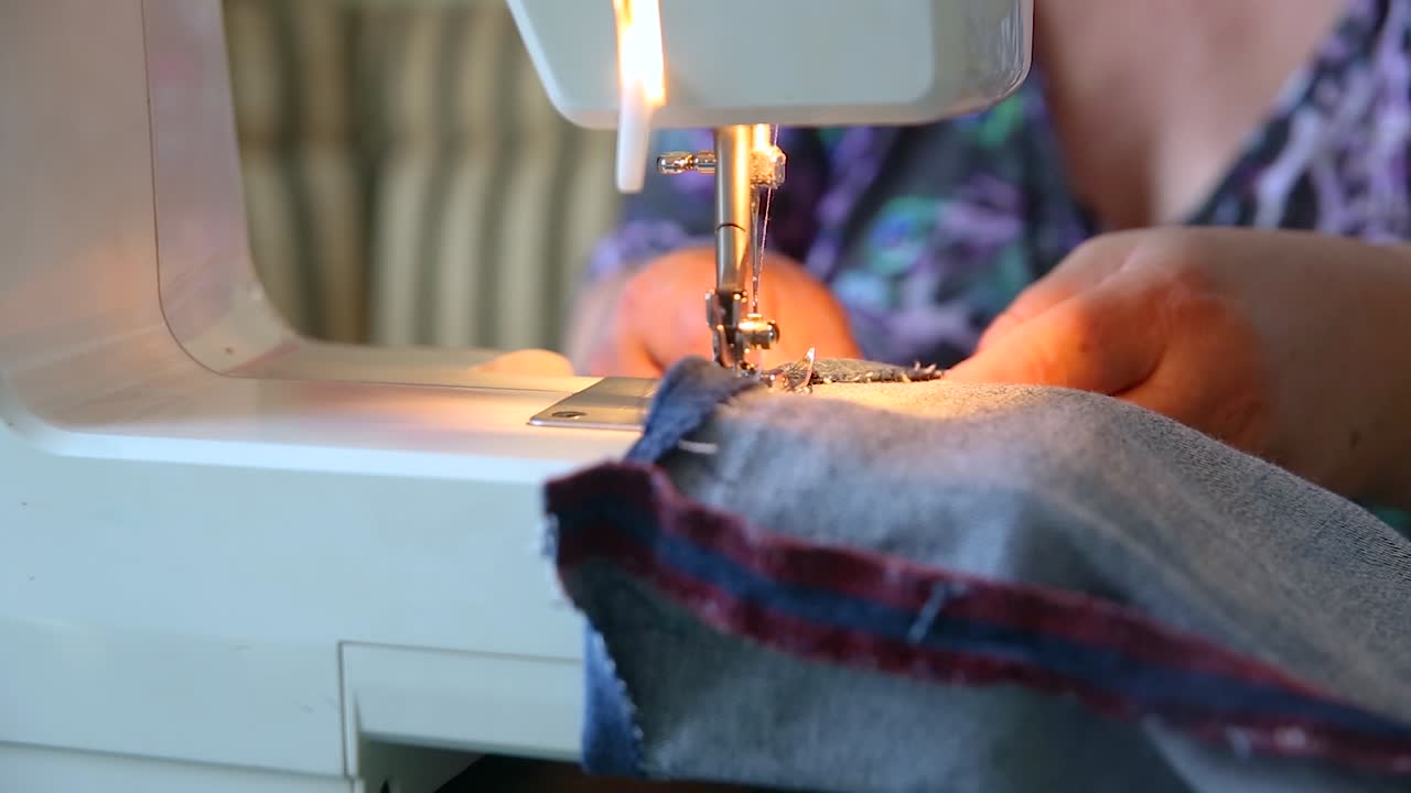 costurera usando máquina de coser, habilidad esencial, tarea doméstica básica
