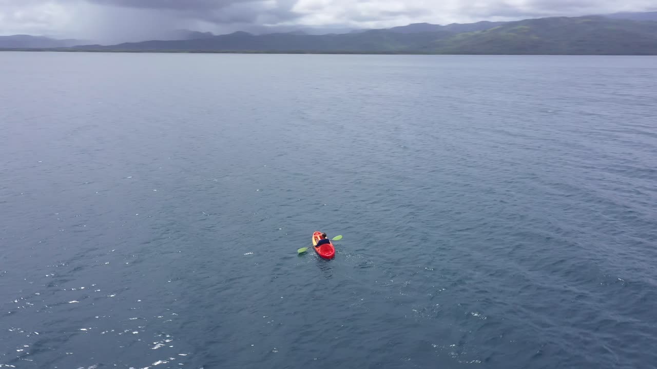hombre adulto en kayak en el mar azul con olas tranquilas cerca de la isla de san pablo en hinunangan, leyte filipinas