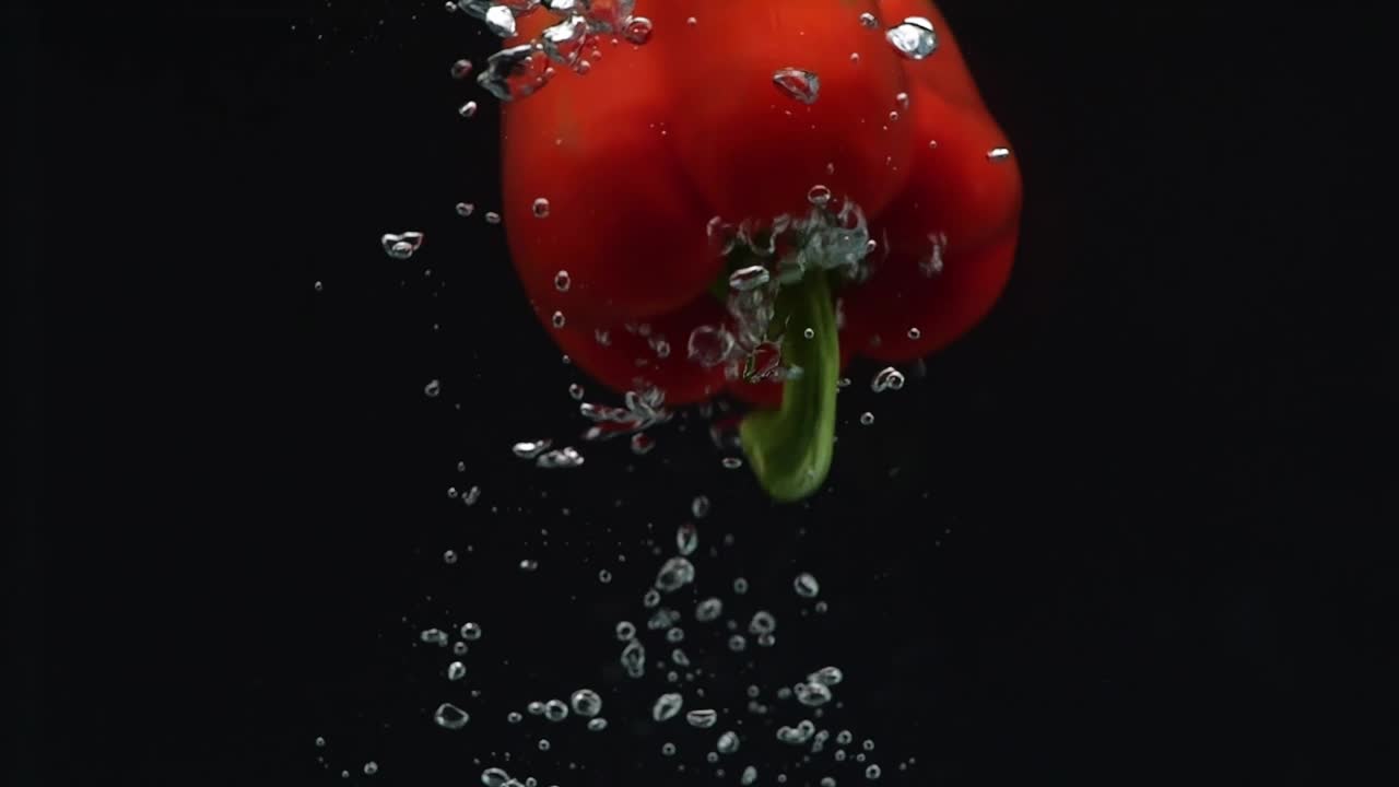 검은색 배경에 물에 떨어지는 빨간 종이 종이