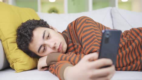 un chico adicto al teléfono.