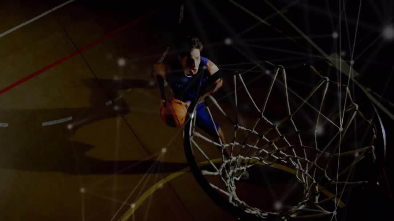 animación de redes de conexiones sobre el jugador de baloncesto masculino de raza mixta en el gimnasio