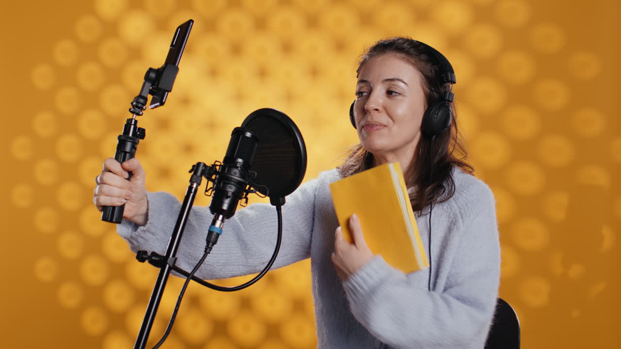 estrella en línea de grabación novela revisión con selfie stick teléfono, fondo de estudio