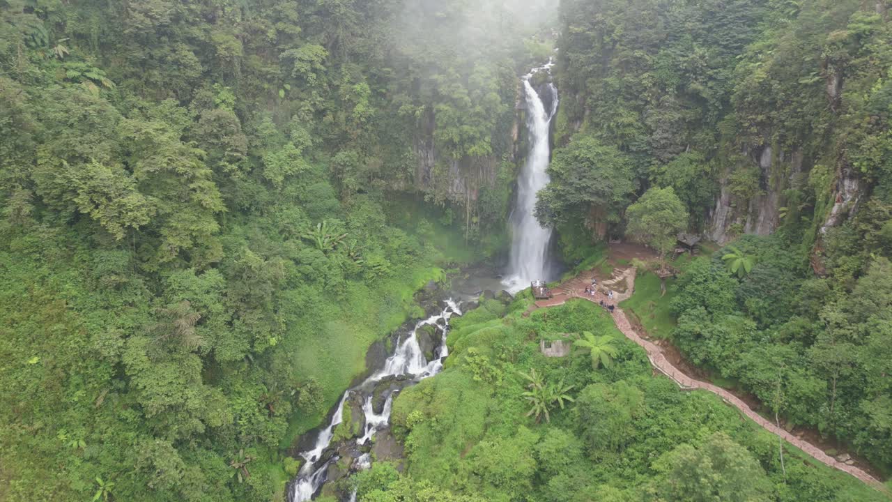 vista aérea de la cascada de sikulikap en el bosque de penatapan