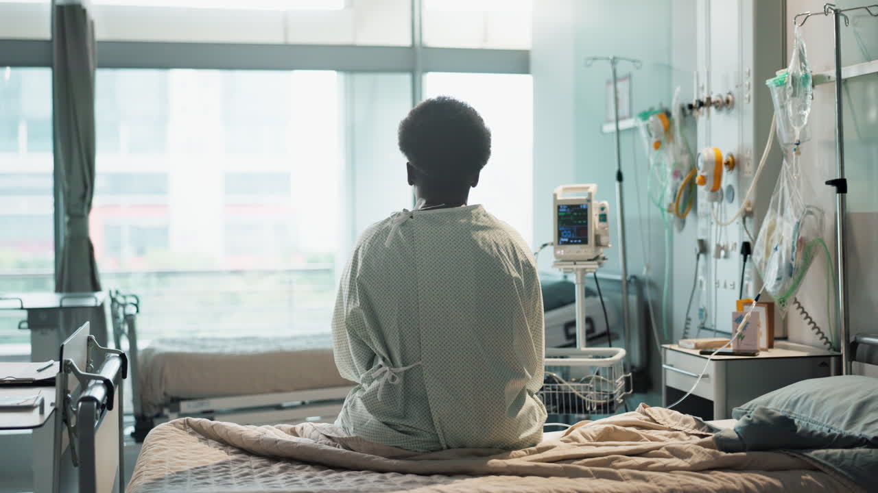 환자, 병원 및 슬픈 침대에 앉아