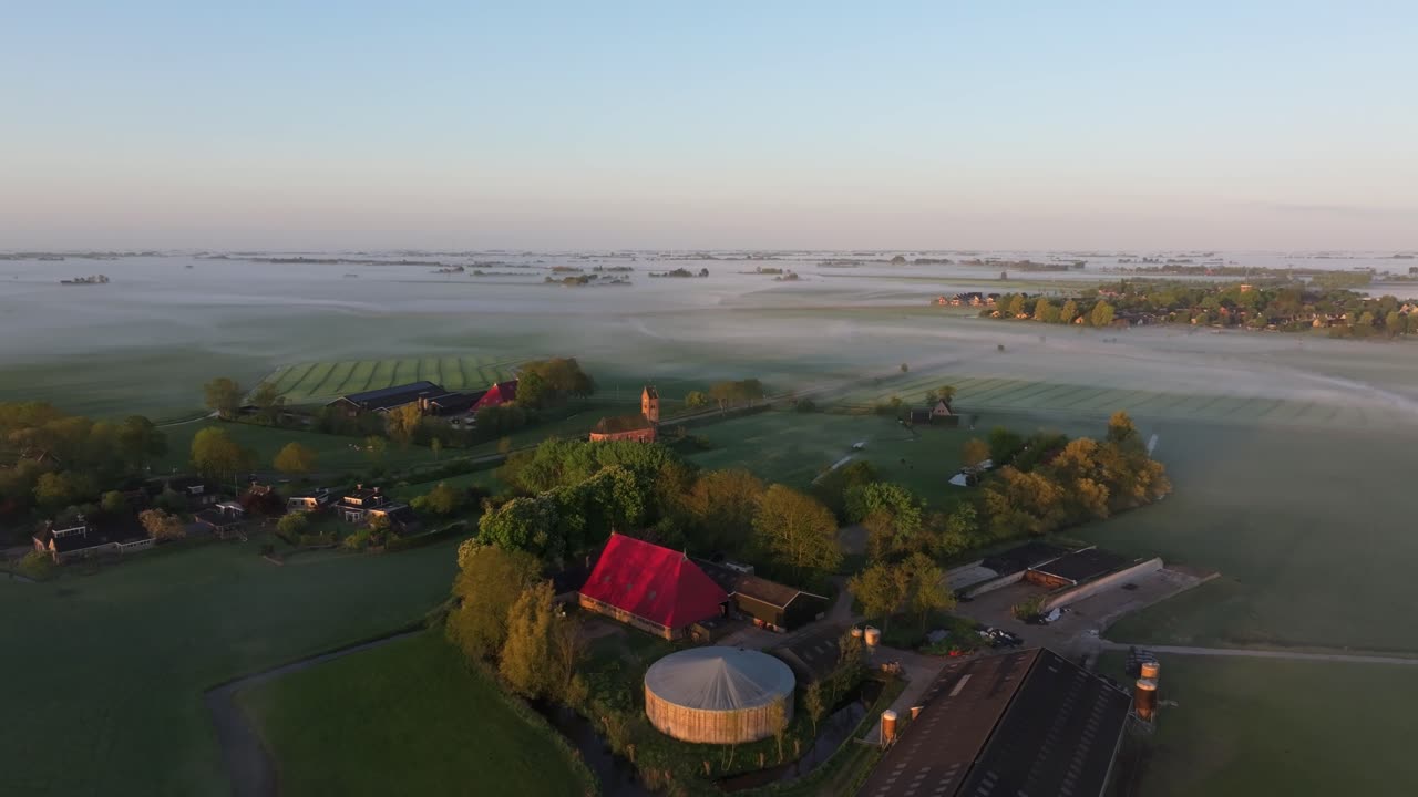 Luchtfoto van een mistig dorp en kapel bij zonsopgang in Swichum