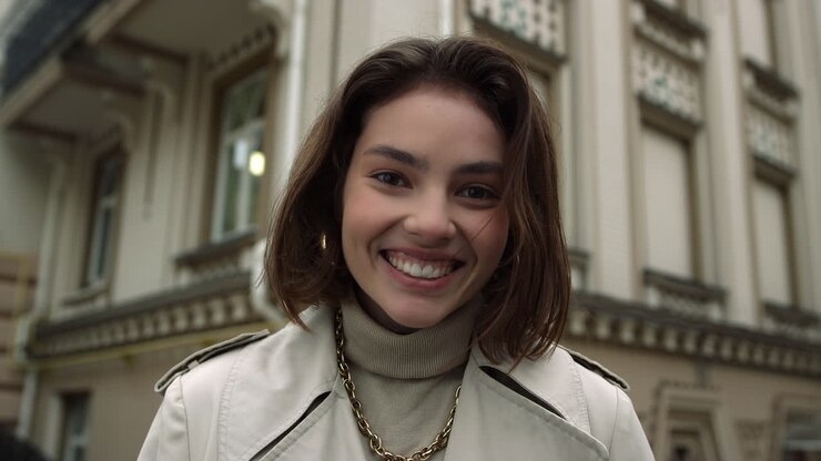 Ragazza allegra che ride per strada