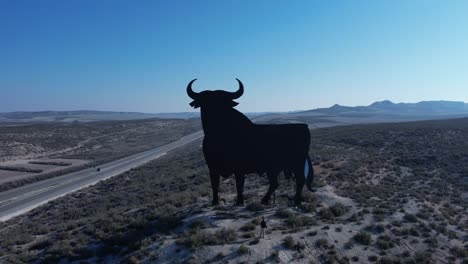 Toro-De-Osborne,-Un-Icono-Español-Vuelo-Hacia-Atrás