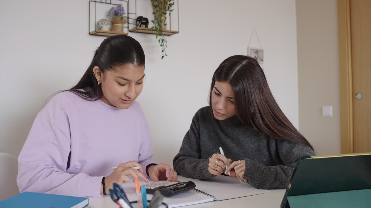 dos estudiantes trabajando juntos