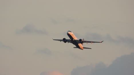 un avión comercial bancario después del despegue del aeropuerto internacional pearson, canadá