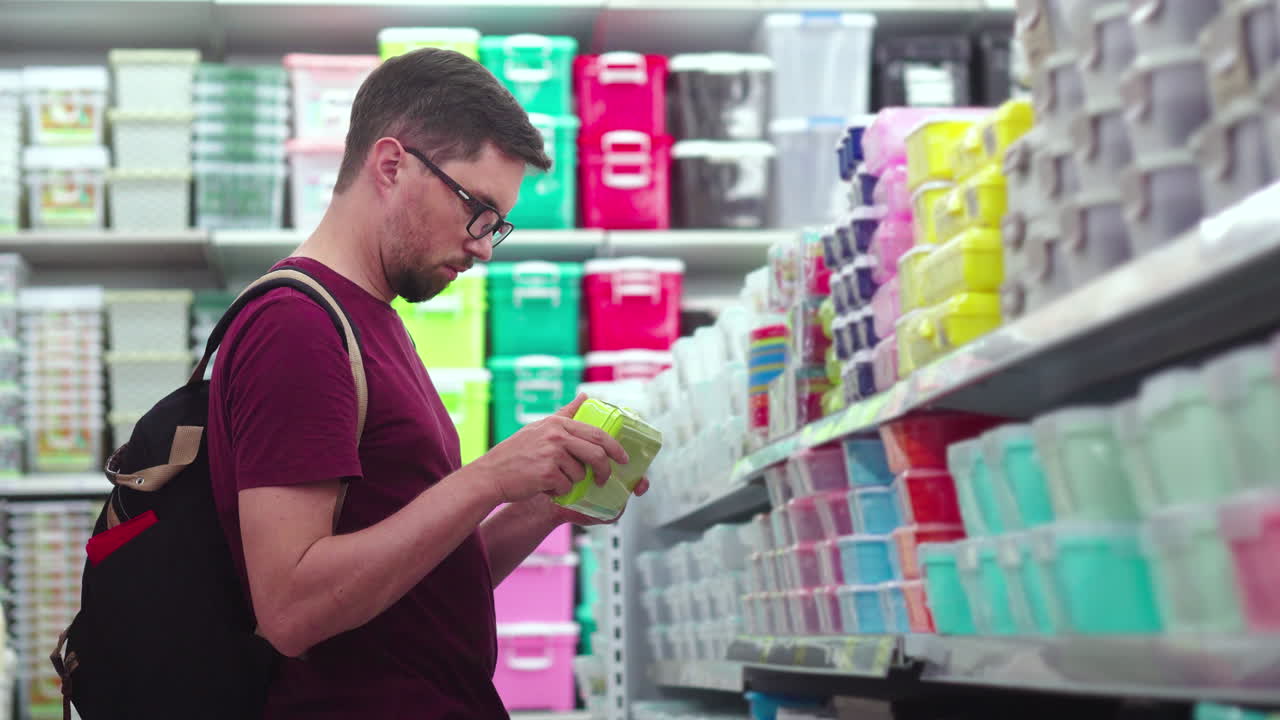 hombre comprando envases de alimentos en una tienda minorista