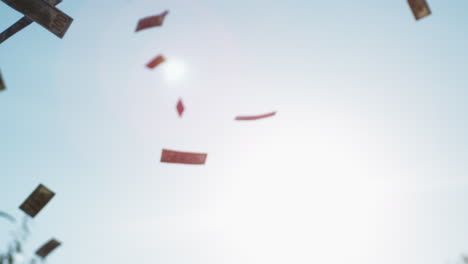 dinero cayendo del cielo