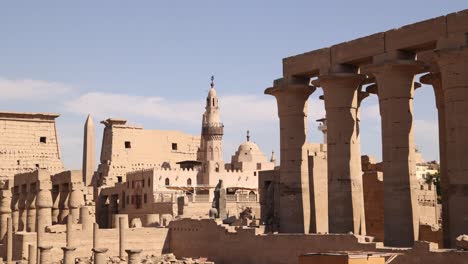 Schwenkaufnahme-Der-Ruinen-Des-Antiken-Luxor-Tempels-Mit-Moschee-Und-Minarett