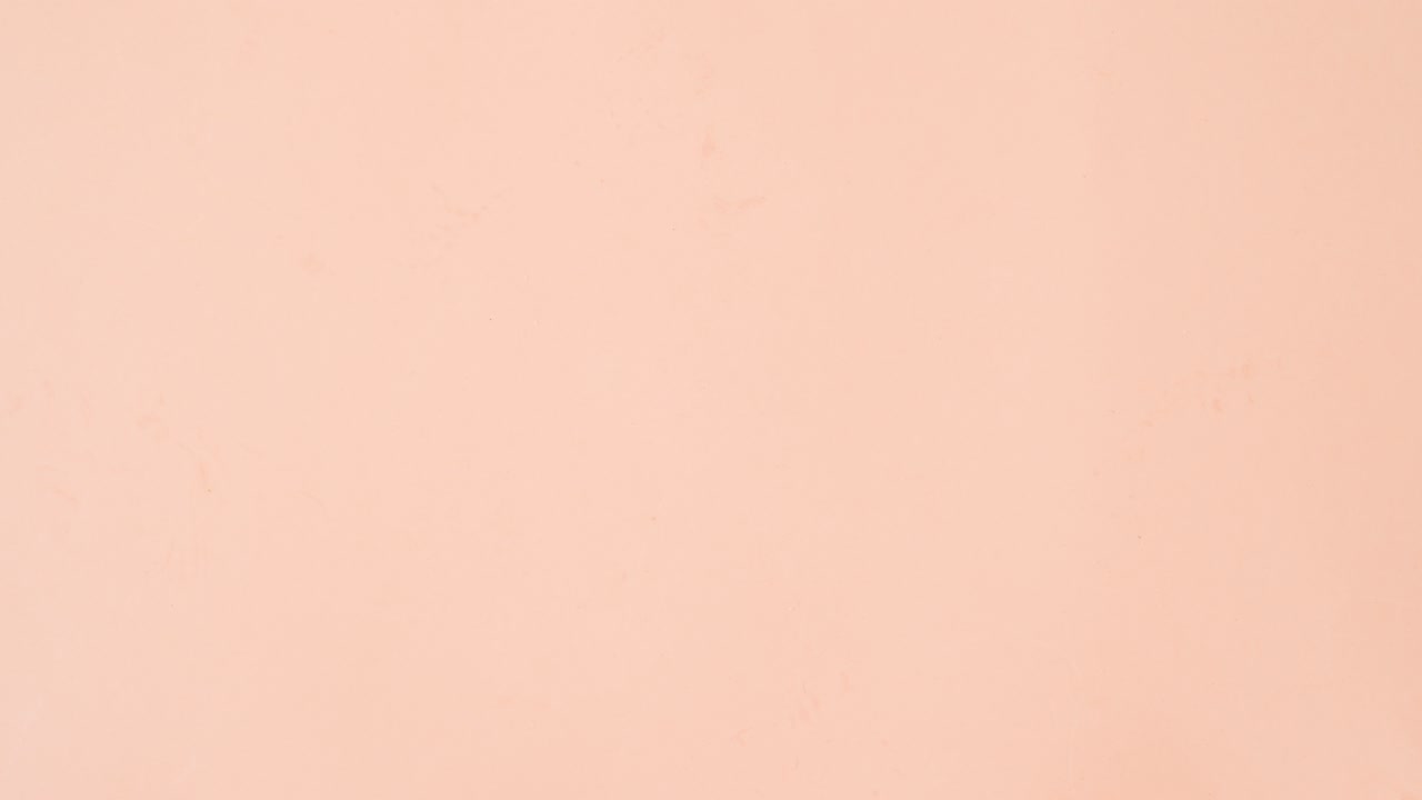 diseño creativo con galletas de galletas con esmaltado naranja aparecen y bailan en un fondo naranja pastel brillante. dejar de moverse plana